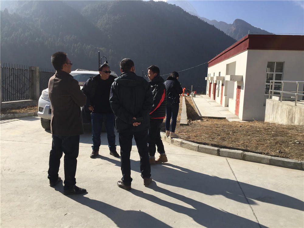 日喀則市環(huán)保督導(dǎo)組蒞臨吉隆縣污水處理廠檢查并指導(dǎo)工作，我吉隆縣環(huán)保局局長(zhǎng)和分管縣長(zhǎng)熊等領(lǐng)導(dǎo)陪同